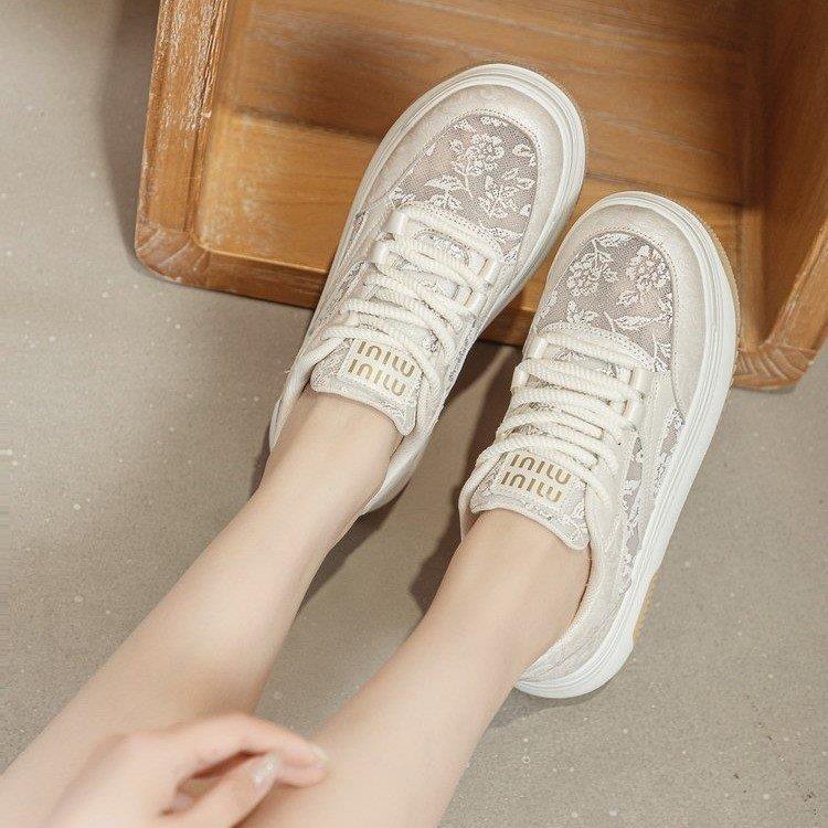 Women's sneakers with delicate floral pattern and padded sole Mune Fashion