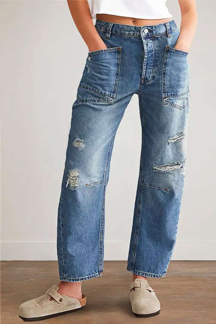 Women's oversized straight-leg jeans with patch cargo pockets and used effects Mune Fashion