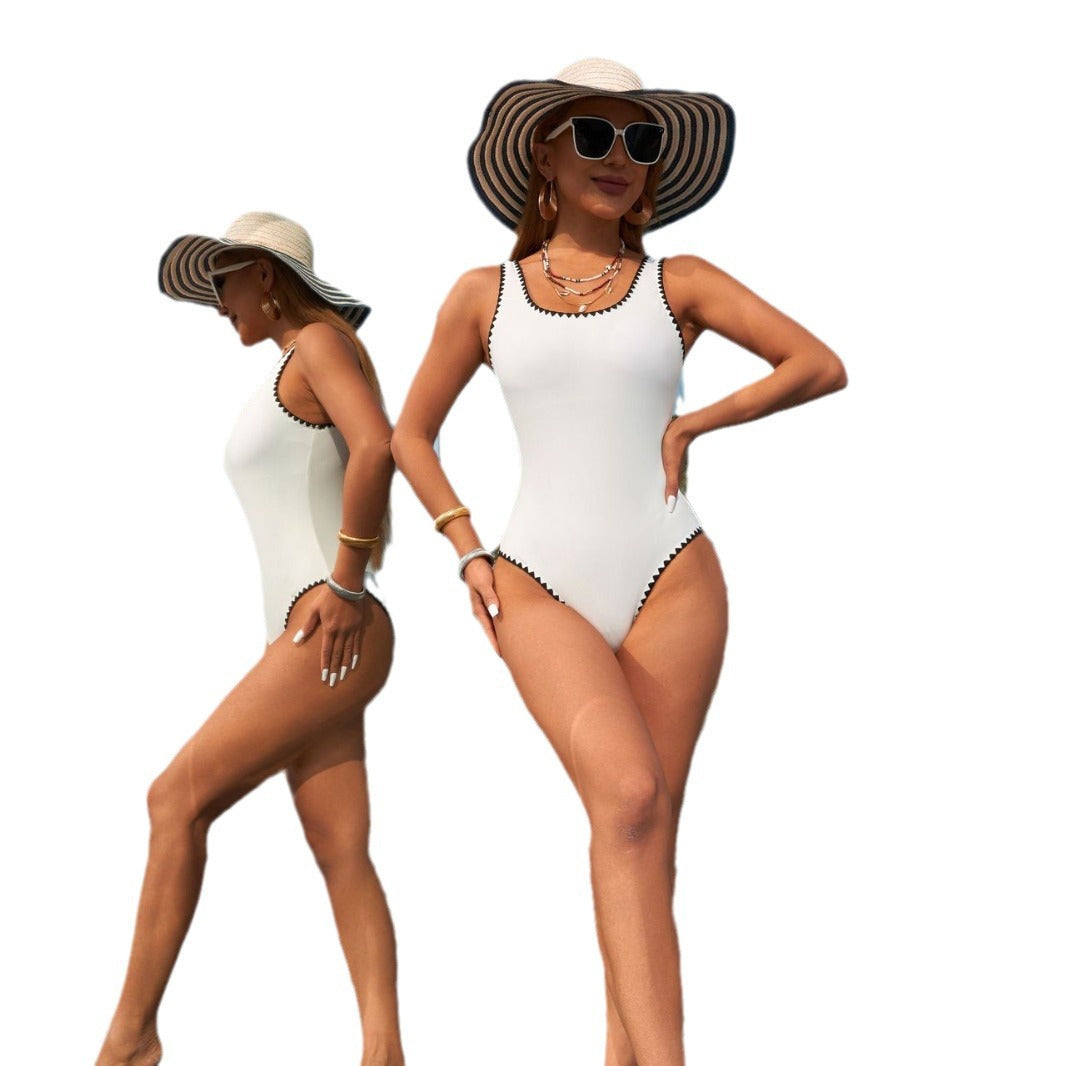 Ladies Elegant One-Piece Swimsuit with Playful Cut Mune Fashion
