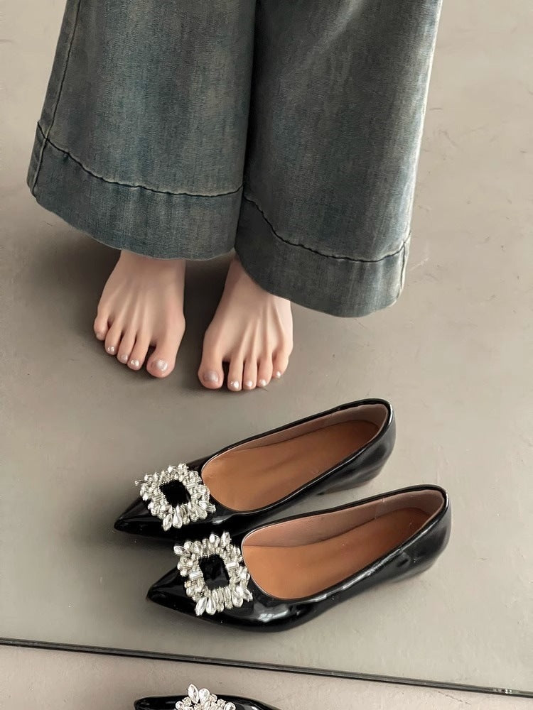 Women's pointed toe patent ballerinas with sparkling crystal decorative brooch Mune Fashion