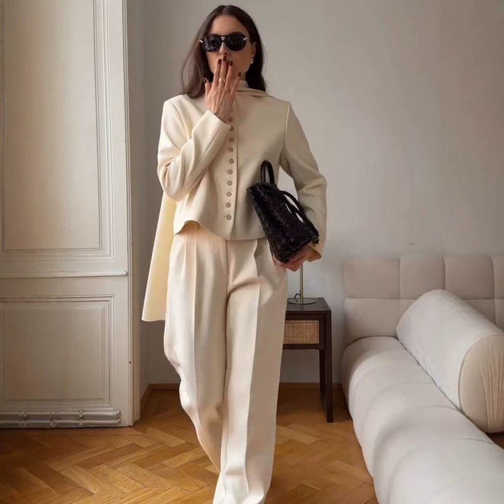 Women Elegant fitted short blazer with standing collar and decorative button placket Mune Fashion