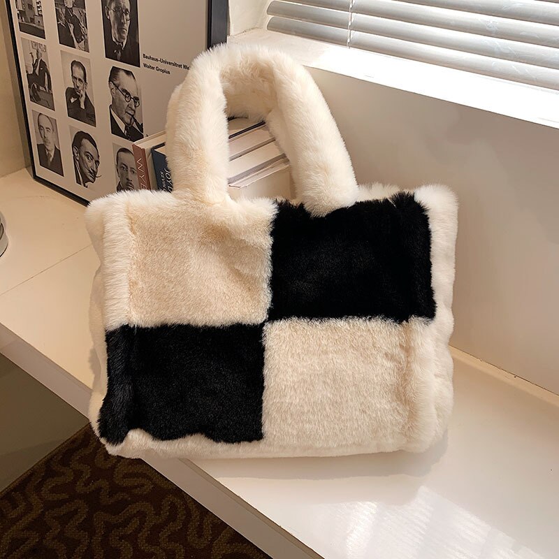 Mune | Dante Pipa Plush Handbag A comfortable and wintery handbag for women