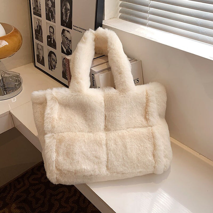 Mune | Dante Pipa Plush Handbag A comfortable and wintery handbag for women
