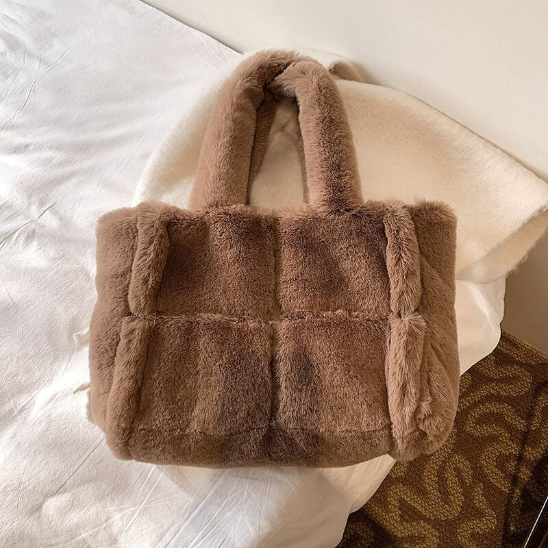 Mune | Dante Pipa Plush Handbag A comfortable and wintery handbag for women