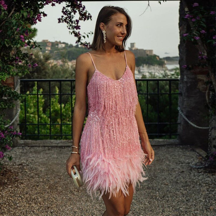 Frau, die ein rosa cocktailkleid trägt