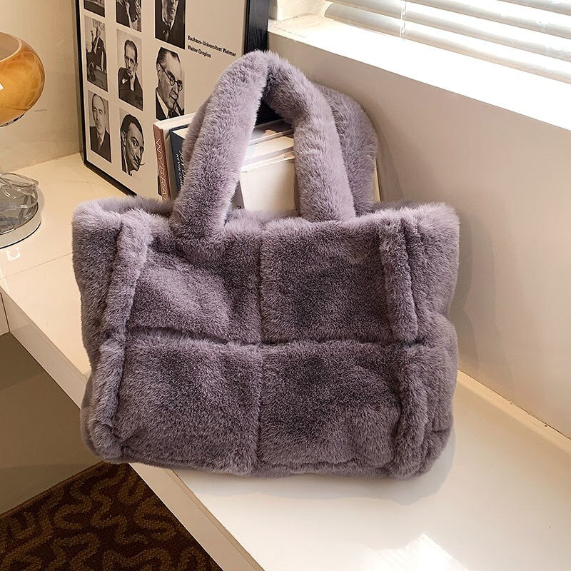 Mune | Dante Pipa Plush Handbag A comfortable and wintery handbag for women