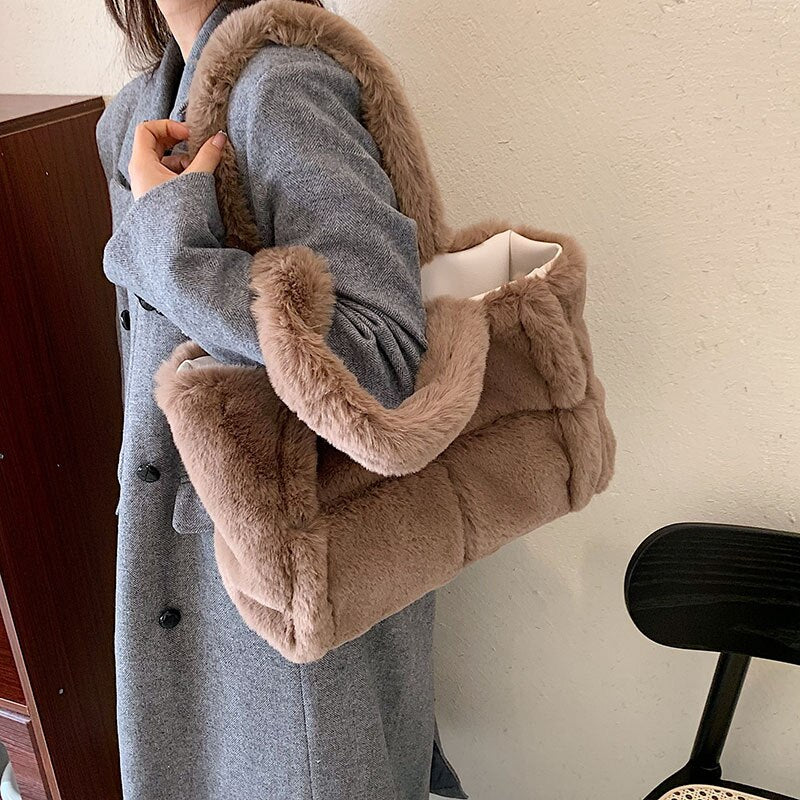 Mune | Dante Pipa Plush Handbag A comfortable and wintery handbag for women