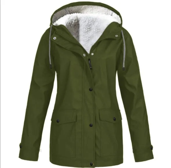 Armeegrüne wind- und wasserdichte Outdoorjacke mit zwei Seitentaschen auf weißem Hintergrund