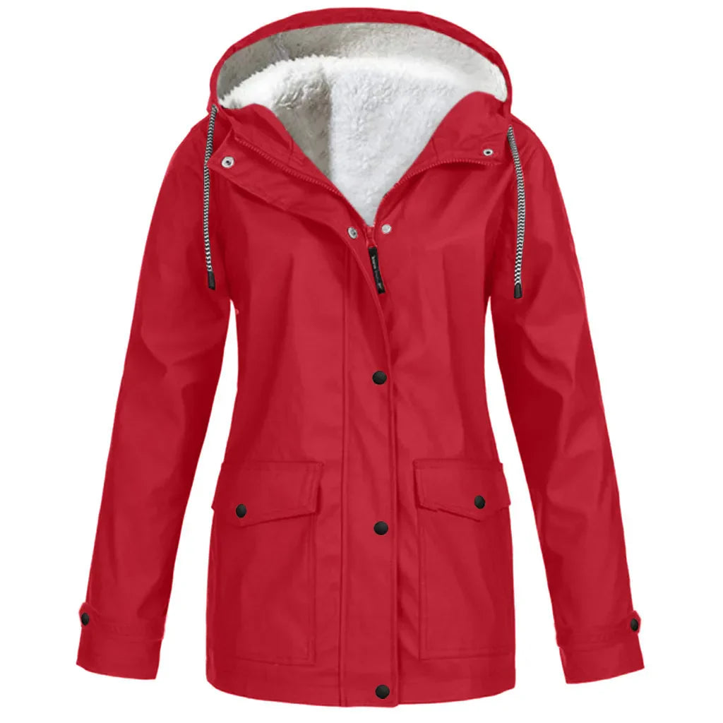 Rote wind- und wasserdichte Outdoorjacke mit zwei Seitentaschen auf weißem Hintergrund