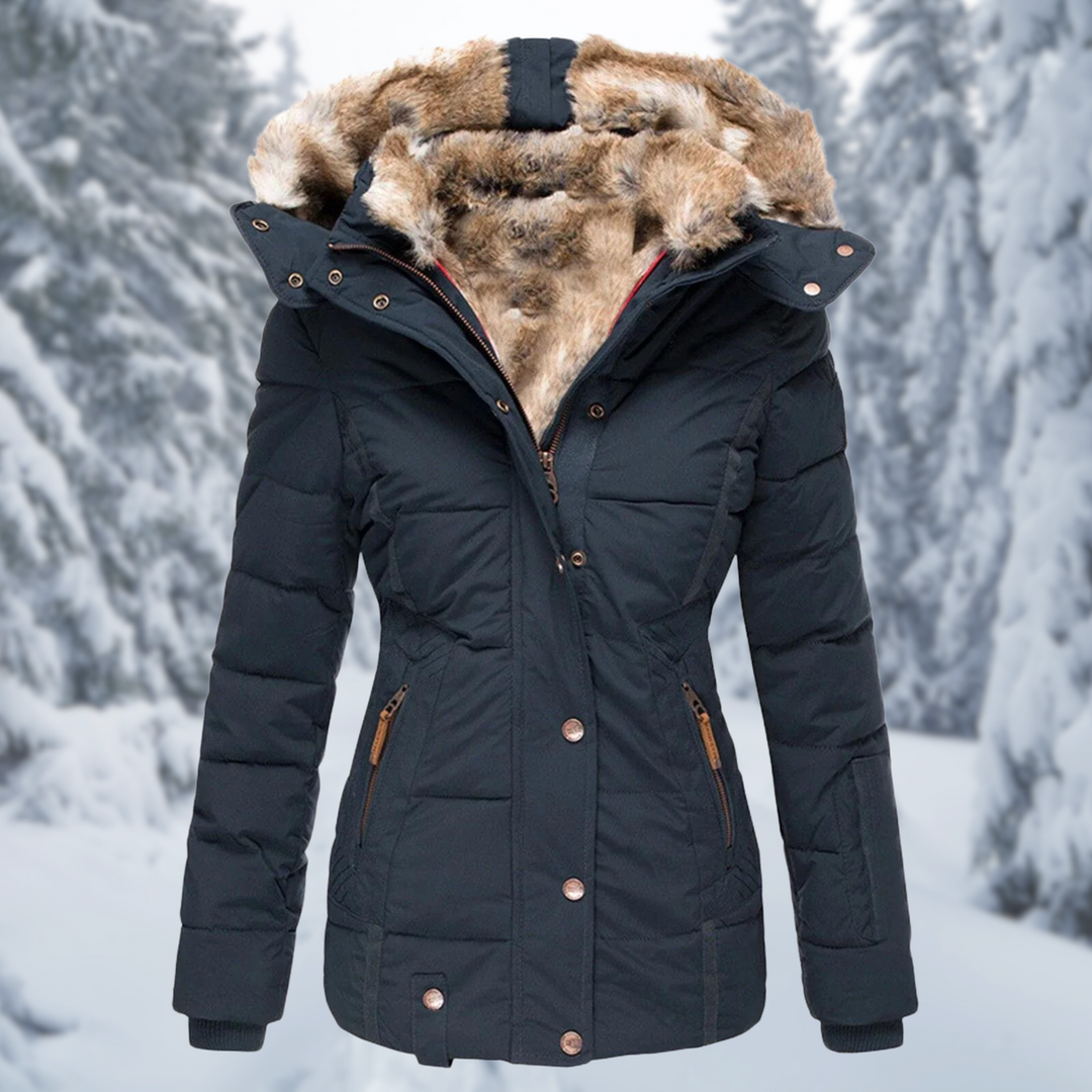 Elegante blau winterjacke vor einem verschneiten hintergrund