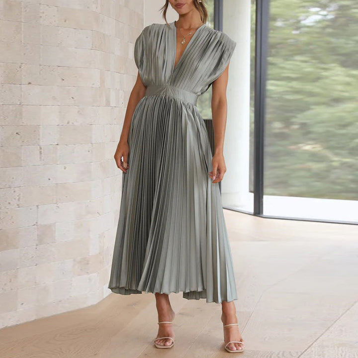 Model in einem grau kleid mit v-ausschnitt