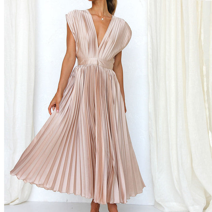 Model in einem champagner kleid mit v-ausschnitt, elegant stehend vor einem minimalistischen hintergrund