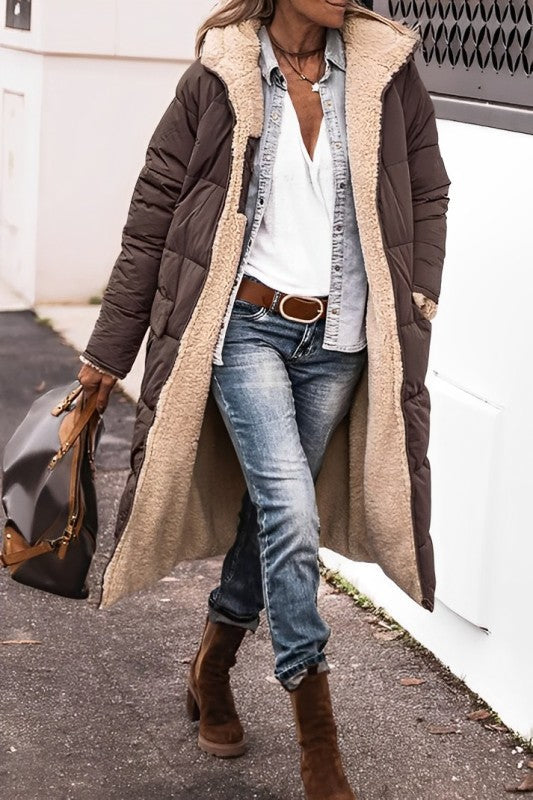 Eine frau in einem langer, bequemer braun mantel und jeans