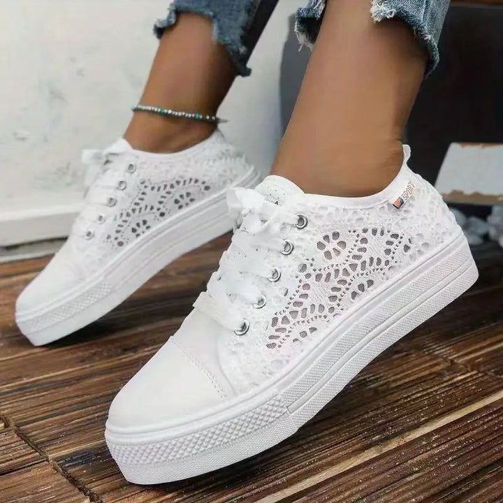 Flat women's sneakers with lace