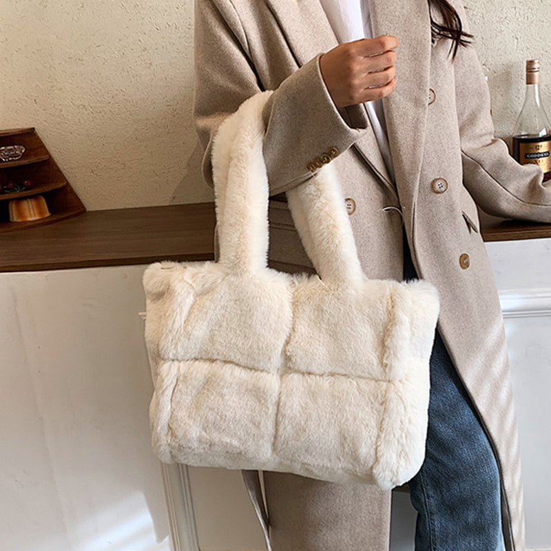 Mune | Dante Pipa Plush Handbag A comfortable and wintery handbag for women