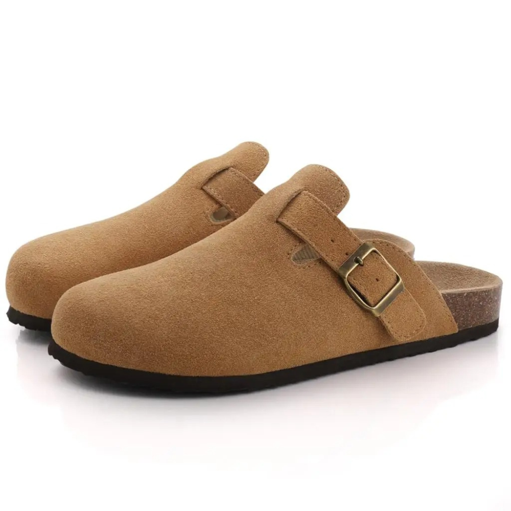 Braun orthopädische sandalen auf weißem hintergrund