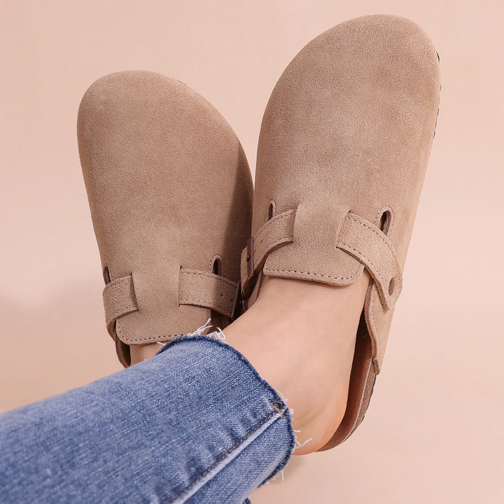 Nahaufnahme von beige orthopädische sandalen vor einem schlichten pastell-hintergrund