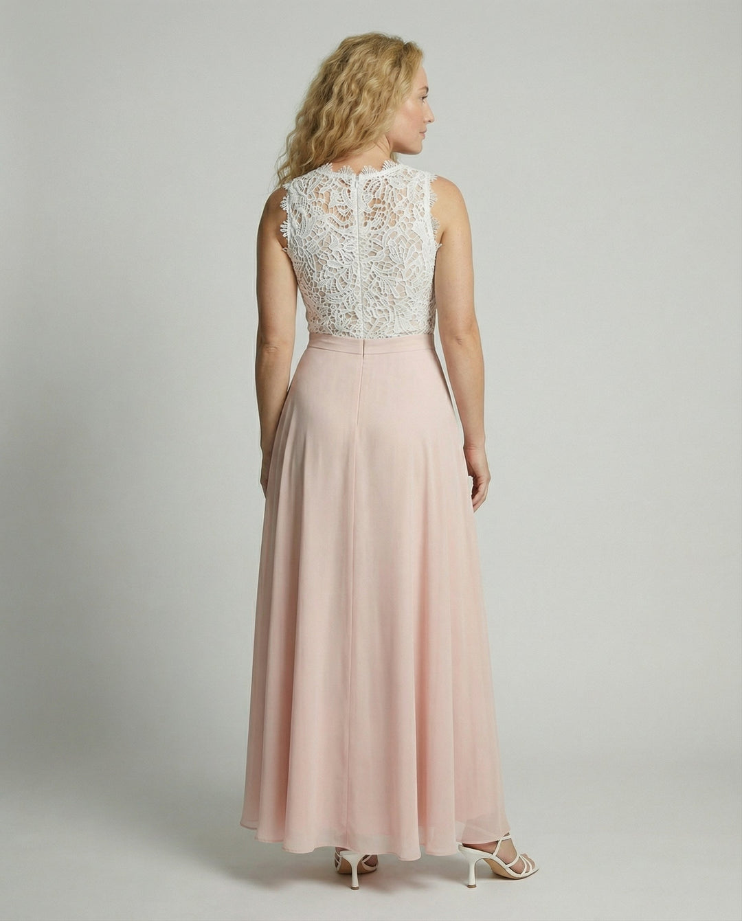 Elegant ladies summer dress made of lace for summer | Mune Fashion