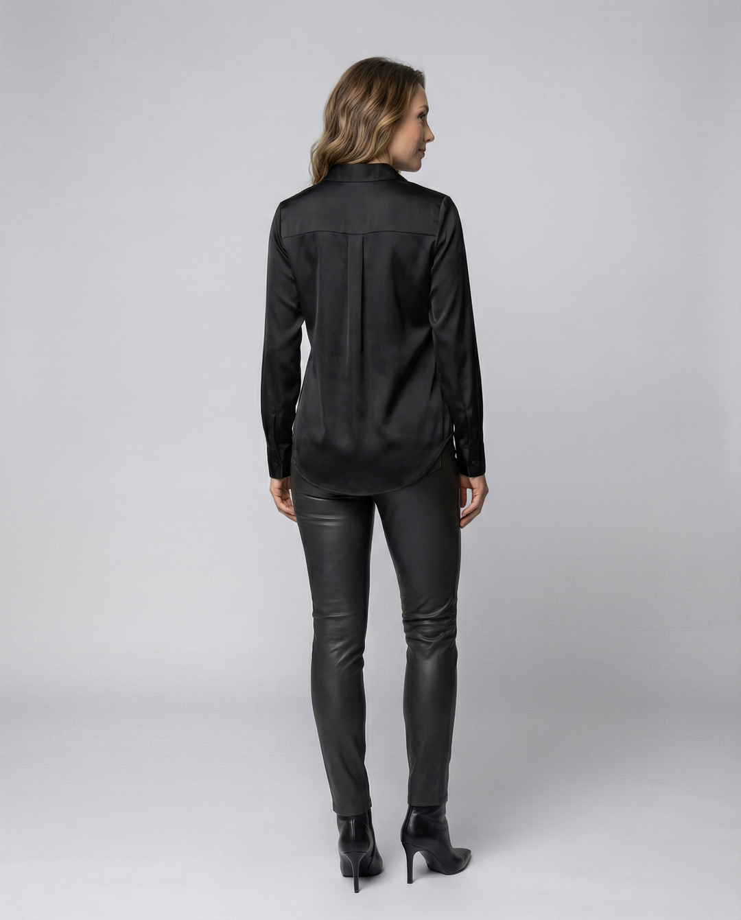 Ladies elegant satin blouse with classic collar and timeless cut Mune Fashion