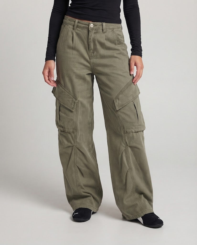 Women's wide cargo pants with a low waistband and large flap pockets Mune Fashion