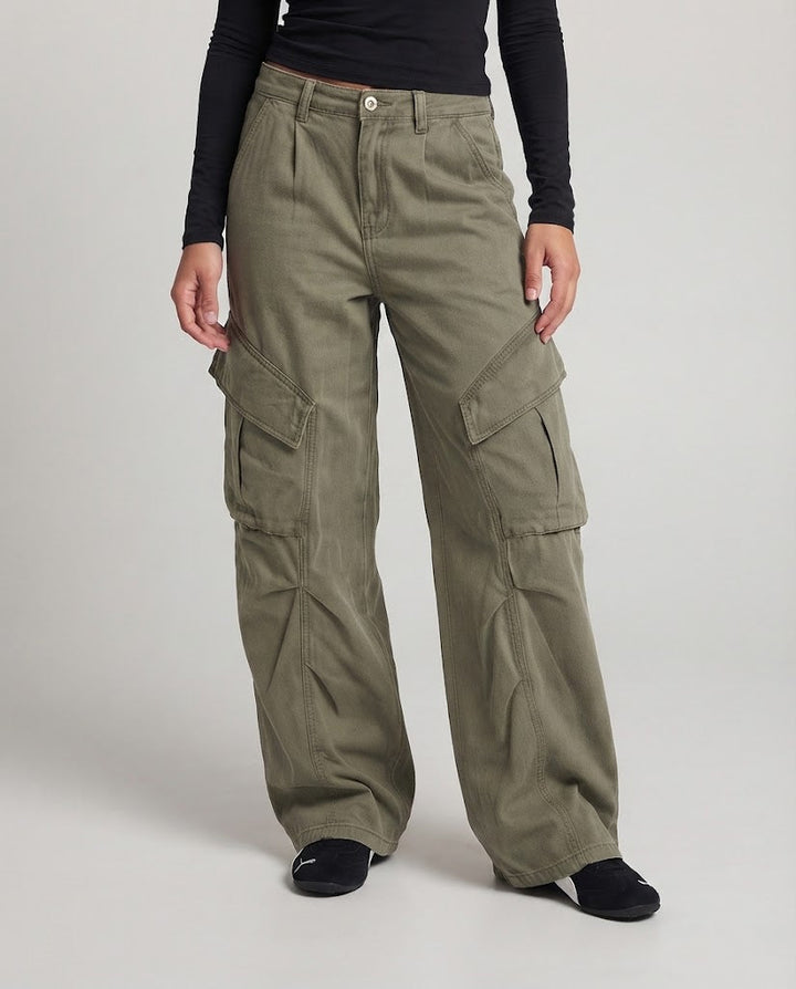 Women's wide cargo pants with a low waistband and large flap pockets Mune Fashion