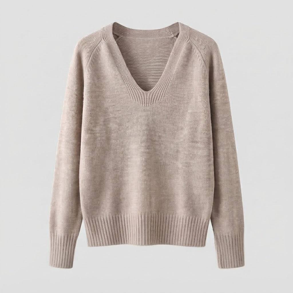 Ladies fine knitted pullover with soft V-neck, light oversized silhouette and ribbed cuffs