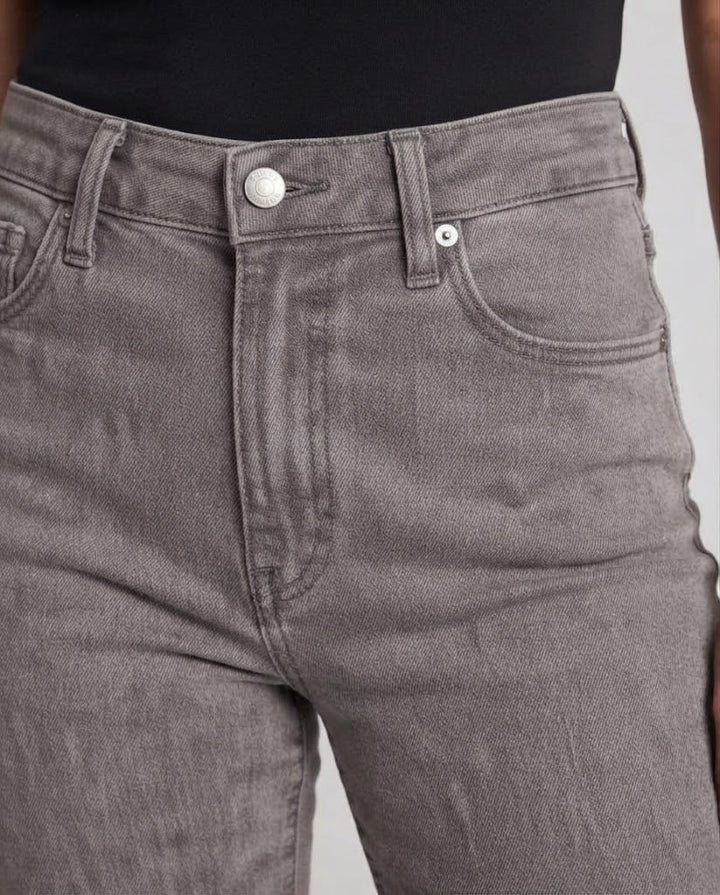 Women High-waisted straight jeans with a slight bootcut Mune Fashion