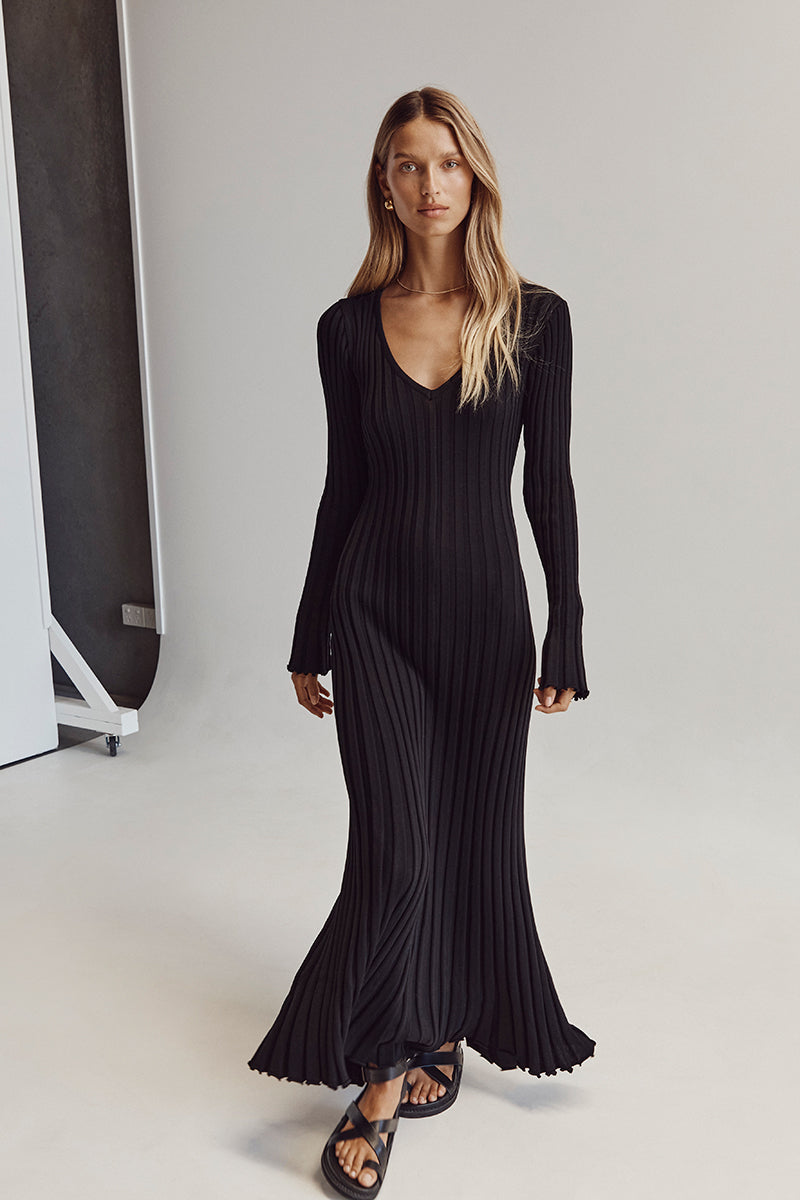 Mune | Comfortable Knitted Women's Midi Dress with V-Neck