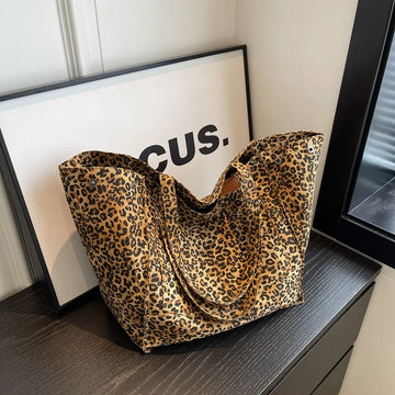 Elegant shoulder bags with leopard pattern