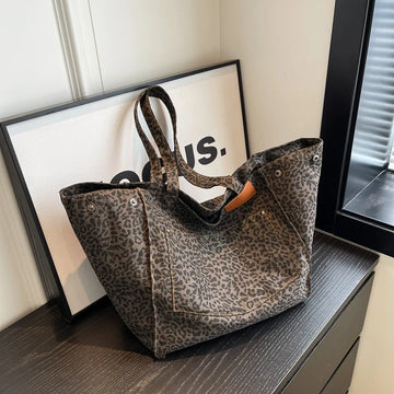 Elegant shoulder bags with leopard pattern