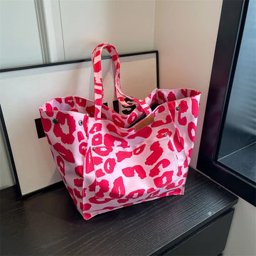 Elegant shoulder bags with leopard pattern