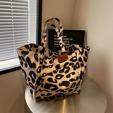 Elegant shoulder bags with leopard pattern